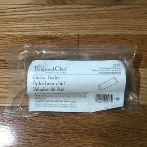 The Pampered chef - garlic peeler